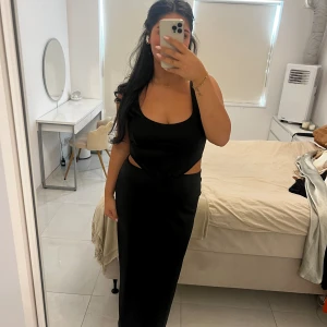 Svart festklänning  - En jättefin svart festklänning med cut out vid midjan, inga slitningar som ny❤️