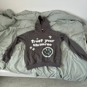 Broken planet market  - Säljer en skön broken planet market tracksuit.