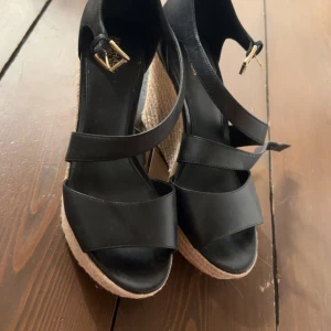 Michael kors klackar - Klackar från Michael kors andvända typ 3 gånger väldigt bra skick men är tyvärr förstora för mig köpta för typ 1200