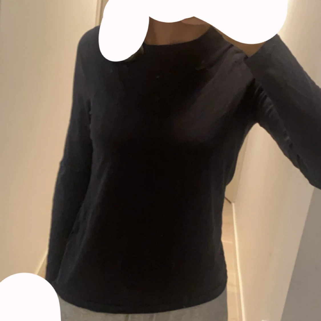 Tunn mörkgrå tröja