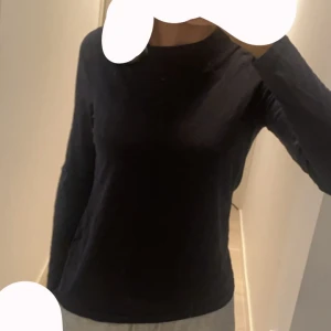 Tunn mörkgrå tröja - Mörkgrå/ljussvart. Skön bommulströja. Använder inte längre. Tvätta innan användning. 