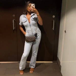 Jeansdress - Jag säljer denna jättesnygga jeansdress som är använd nästan en gång. Den är i superbra skick och skulle säga att det passar både S och M. Den är köpt ifrån stradivarius och jag säljer den pågrund av att jag har en likadan!