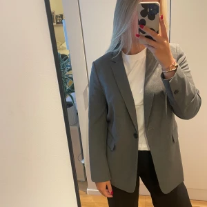 Grå kavaj - Grå kavaj. Lite oversized, använd 1 gång