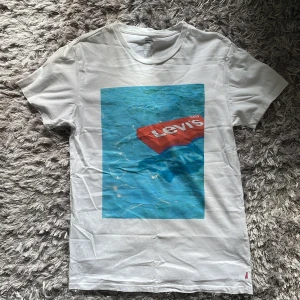 Levi’s T-Shirt - Snygg Levi’s T-Shirt använd fåtal gånger utan deffekter. Storlek M. Kan gå ner i pris vid snabbaffär.