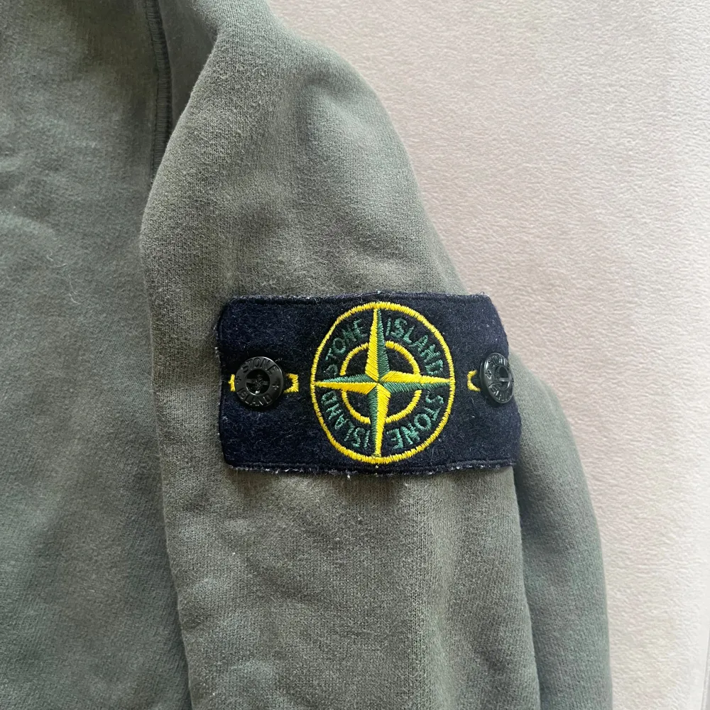 Stone Island Hoodie i väldigt bra skick. Använd fåtal gånger och även den här ligger bara i garderoben sista tiden. Storlek S. Färg: Militärgrön   Nypris: ca 3600 kr . Hoodies.