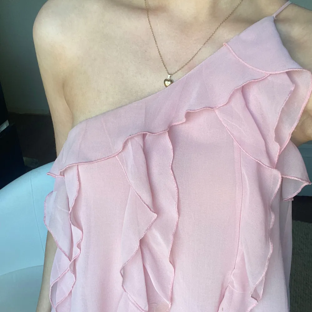 Off shoulder - rosa volangtopp köpt från zara ett år sedan😇 använt en gång. . Toppar.