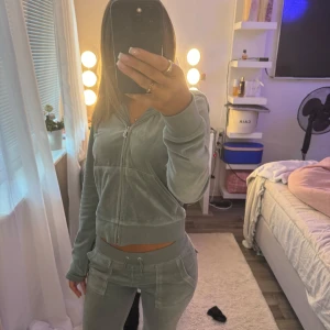 Juciy set - Säljer mitt  juciy set  som inte kommer till användning längre byxorna är i xxs och koftan xs 