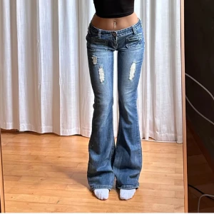 Lågmidjade jeans  - Säljer dessa lågmidjade jeans som tyvärr var för stora för mig. Köpte de här på Plick för 800 kronor. De är i bra skick. Innerbenslängden är 83 cm, midjan är 38 cm