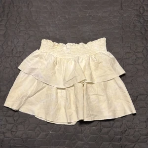 Kjol🥥 - En kjol perfekt med en topp eller stickad tröja!!!🤍🤍🤍