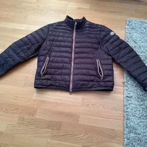 Moncler Jacka Strl 7 L/XL - Säljer min Moncler jacka som jag har haft i två år. Jackan är i använt skick och har ett litet hål bredvid dragkedjan. Säljer för att den inte passar mig längre. Pris kan diskuteras.