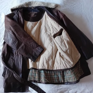 Roco Baroco skinnjacka - Snygg, extra innefoder, av/på tagbar skinnkrage, lite tung. Hundar finns i hemmet.