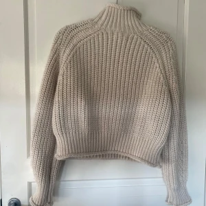 Stickad tröja - Säljer en supermysig beige stickad tröja från H&M. Den har en hög krage och långa armar🧸🤎