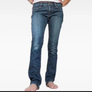 Jeans - Low-mid waist boot jeans, köpta vintage, säljer för hag inte gillar hur dom satt på mig. Hon på bilden är 170cm lång. LÅNAD BILD