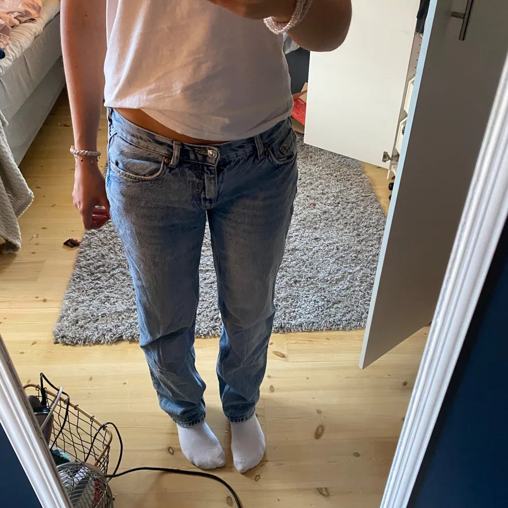 Säljer ett par lågmidjade blå jeans. De har en avslappnad passform och är perfekta för vardagsbruk. Byxorna har en låg midja och en straight stil, vilket ger en tidlös look. Perfekta för både höst och vinter!. Jeans & Byxor.