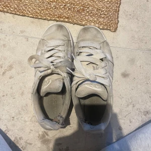Adidas Campus 00’s - Inuti är de lite skadad men inget man märker när man har på sig de, tvättar såklart innan jag postar så att de ser nya ut, annars inga defekter o jättefina💞