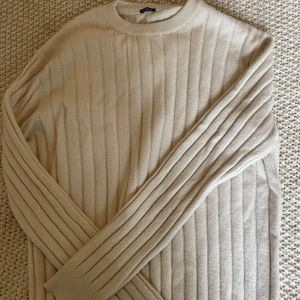 Nathalie schuterman tröja - Från i cashmere från Nathalie schuterman utan några defekter. Säljs i befintligt skick 🤍från herr men passar både herr och dam 🤍