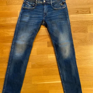 Replay Anbass Jeans 28/30 - Säljer ett par as sköna Replay anbass i skick 9,7/10 och är endast använda 1 gång. Vid minsta fundering hör av dig!