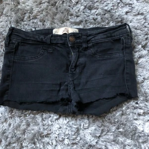 Hollister shorts - Minishorts från hollister(avklippta jeans)passar xxs/xs🩷🩷