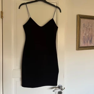 Festklänning  - Säljer denna festklänning helt oanvänd för 95 kr - skulle säga den passar XS-S <3