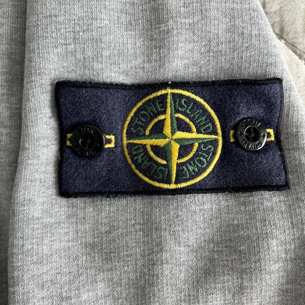 Grå stone island tröja i strl M. Nypris 2999 säljer för 2000. Tröjor & Koftor.