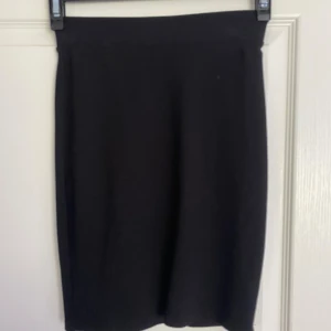 Svart kjol, BikBok - Säljer en kjol i XS från BikBok, den sitter bra på höfter, kjolen är 47cm lång. Använd ett fåtal gånger. Kan användas både till vardagars och till fest.