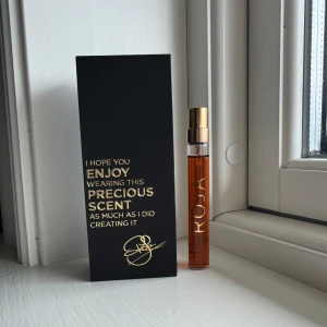Roja amber aoud 7ml - Säljer ett sample som är köpt från Rojas egna hemsida för över 700kr. Säljer nu den billigare då jag inte haft någon som nappar. Box medföljer