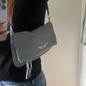 Zadig väska - Säljer denna kopian på Zadig Voltaire, endast använd 2 gånger och är i superbra skick! Medföljer även en längre kedja så man kan ha den crossbody.