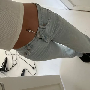 Blåa jeans  - Säljer dessa lågmidjade jeans från GinaTricot! Jätte bra skick! 