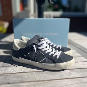 Philippe model low prsx - Tjenare!😃 Säljer nu mina tvär feta Philippe model skor pga av att de är för små. Box medföljer vid köp. Skorna är i toppskick näst intill helt nya. | Byte mot lanvins är jag öppen för |. Hör av er vid yttligare frågor eller funderingar📦😃