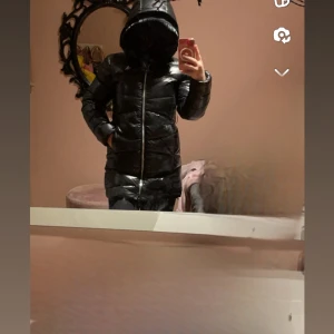 Calvin Kline vinterjacka  - Köpt förra vintern på kidsbrandstore, storlek 12-14 men passar mig som vanligtvis bär xs-s i jackor o tröjor osv. Den är använd i ett bra bra skick, inga bemärkelser eller så. Väldigt skön och varm jacka till vintern. För fler bilder skriv privat.