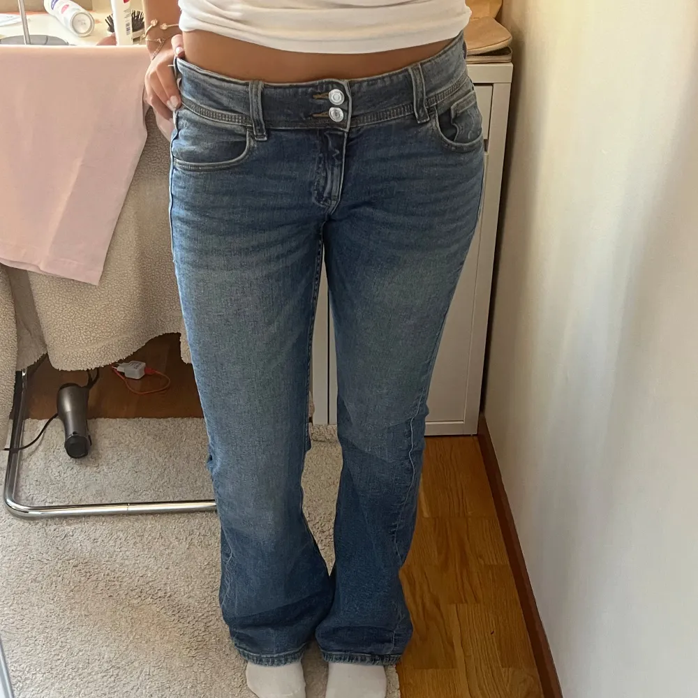 Säljer mina snygga jeans från gina tricot young då dom tyvärr inte kommer till användning längre!💗 dom är i bra skick i storlek 164! Pris kan diskuteras . Jeans & Byxor.