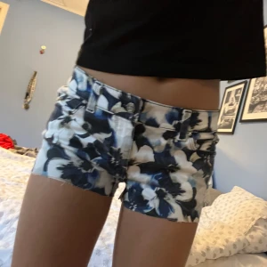 Lågmidjade blommiga shorts - Säljer ett par Lågmidjade shorts i ett coolt blommig print!💞 