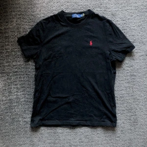 Ralph Lauren T-shirt - Säljer nu denna skit feta ralph lauren t shirt då den inte längre passar, köpte den för 6 månader sen och är använd typ 3 gånger. Storleken är M men är ganska liten i storlek så sitter mer som  S. Skick 9/10