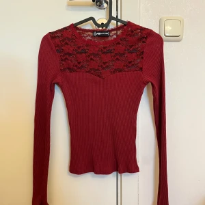 Vinröd spetstopp - Vinröd spetstopp, i gott skick använd 1 gång, strl XXS men passar som XS då den är stretchig. Märkerna som syns i första bilden är från spegeln och inte själva toppen.