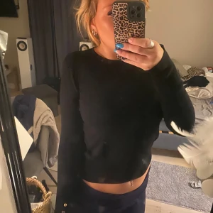 Zara tröja  - Säljer nu min zara tröja köpte för ungefär 400 och är aldrig använd ! Skriv för fler bilder 🤍