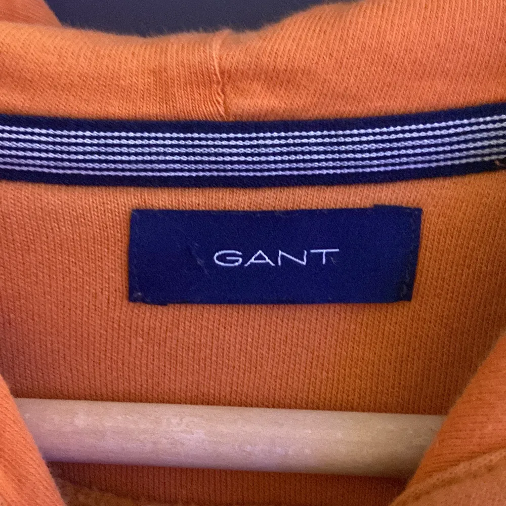 Säljer en gant hoodie i jätte bra skick i storlek S skriv om ni har frågor eller funderingar . Hoodies.