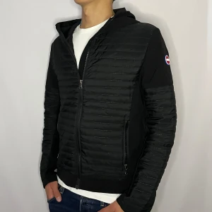 Colmar cardigan  - Tjena! Säljer nu denna extremt snygga cardigan jackan som är ifrån Colmar • Skick 7/10 • Storlek M passar S• Modellen på bilden är 184cm • Vårt pris : 799kr • Hör gärna av er via pm vid frågor eller funderingar;