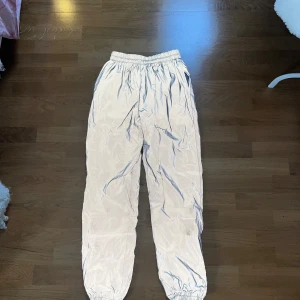 Reflex byxor från My Mum Made It - Jättefina reflexbyxor jag knappt använt. Nypris 500kr. Storleken är M men den känns mer som en S.