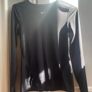 Nike träningströja  - Långärmad träningströja från Nike i färgen svart, storlek S ^_^ Se bilder för slitningar på lappen, annars är plagget i bra skick💓