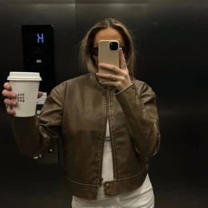 Grön jacka   - Grön jacka använd endast 2 gånger köpt på Nelly för 599kr