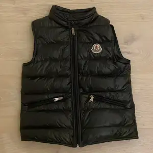 Moncler väst barn storlek fullt skick använts några gånger 