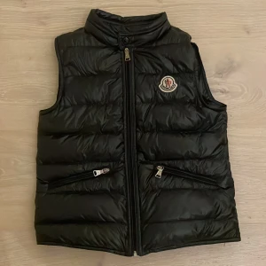 Moncler väst - Moncler väst barn storlek fullt skick använts några gånger 