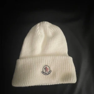 Moncler mössa - Helt ny, aldrig använts 