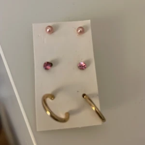Tre par örhängen  - Två rosa och ett guld örhänge