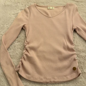 Ljusrosa tröja  - Väldigt bekväm, vet dock inte vart den är köpt💗 storlek 146/152 (passar även till de som bär större storlekar). 