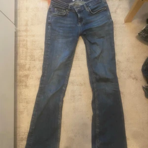 Utspända Jeans - Snygga utsvängda jeans från zara. Se bild för defekt❤️ annars jättebra skick midje mått 37 tvärs över och innerbenslängd är 78❤️