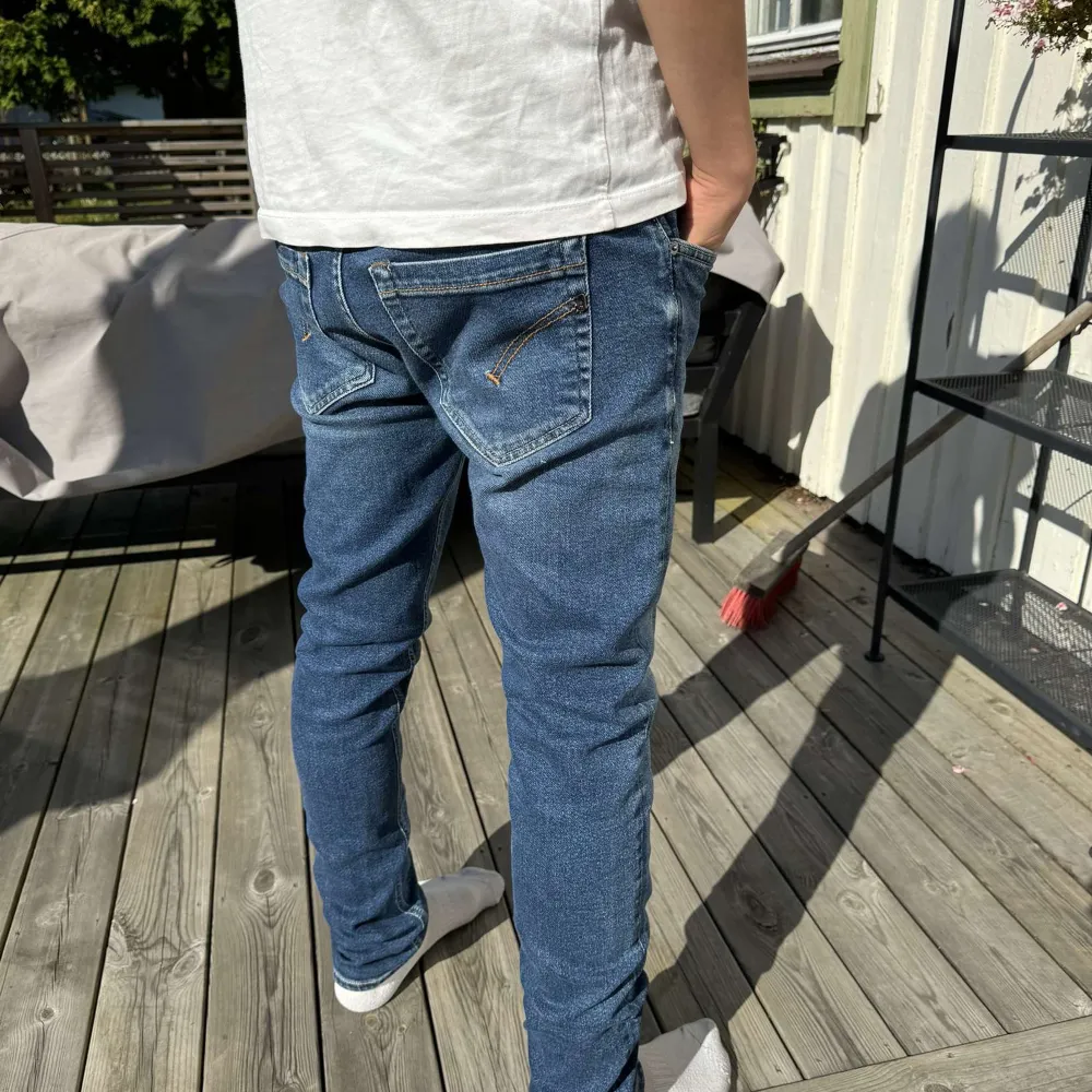 | Sjukt stilrena Dondup George skinny fit | Väldigt bra skick | Modellen på bilden är 176cm | Tveka inte på att skriva om du har frågor eller funderingar 💫. Jeans & Byxor.