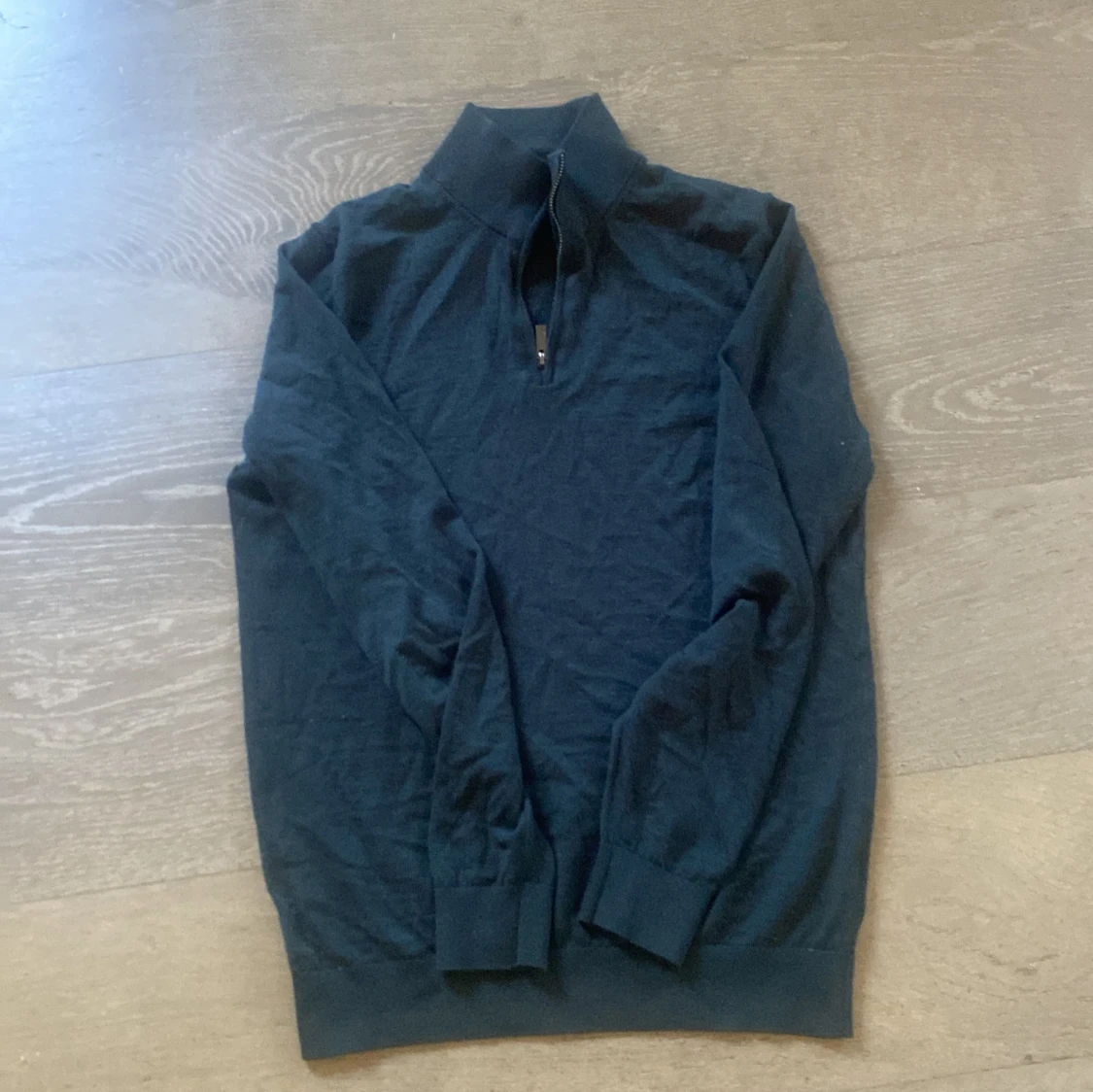 Mörkblå merinoulltröja från Massimo Dutti