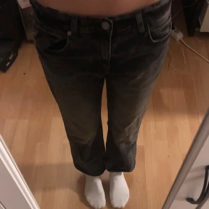 Svarta Low waist straight leg jeans - Svarta low waist straight leg jeans från zara i storlek 36💕 säljer då de är för korta på mig som är 175 och för stora i midjan💕 aldrig använda endast testade så jättefint skick💕 nypris: 500kr