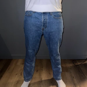 Jeans (blå) - Jeansen är blå och är ”relaxed fit”. Storleken är 34/32 och de är i ett väldigt bra skick.